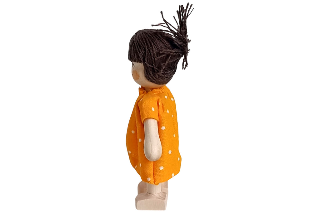Anne Krebs Miniatur Puppe Mädchen, Kleid orange, Pferdeschwanz braun