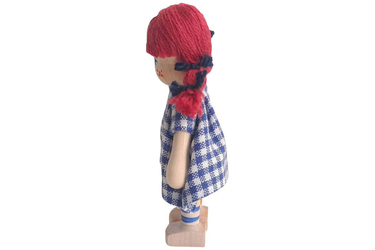 Anne Krebs Miniatur Puppe Mädchen Kleid weiss/blau karriert, Sommersprossen, Haare rot