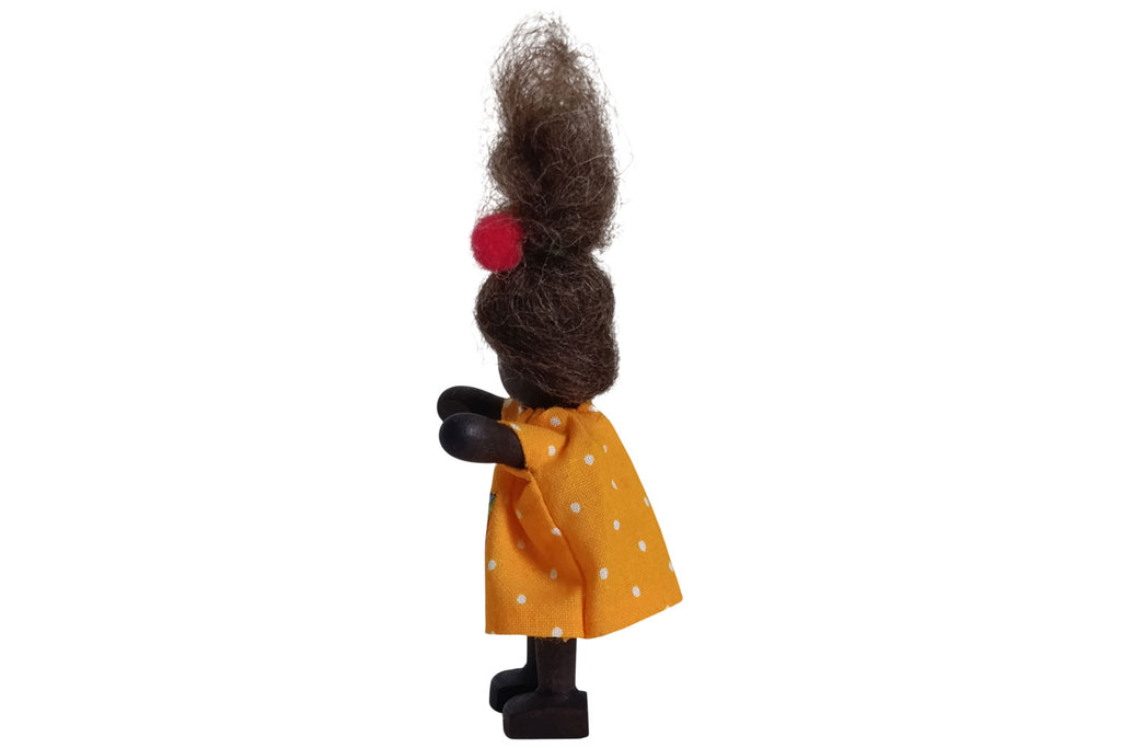 Anne Krebs Miniatur Puppe Mädchen aus Afrika, Kleid gelb
