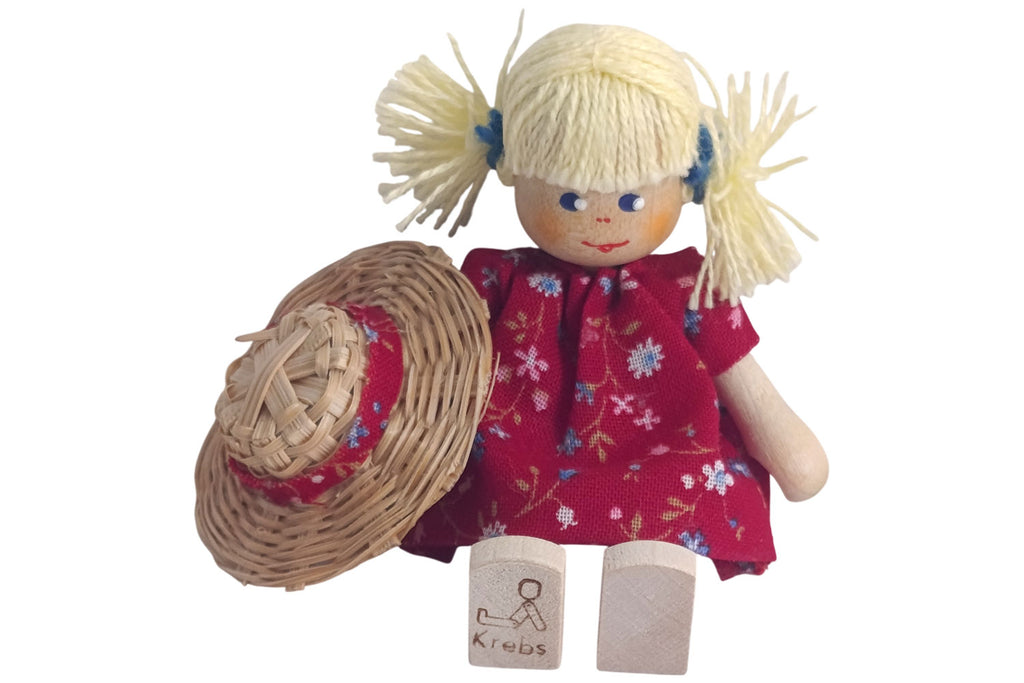 Anne Krebs Miniatur Puppe Mädchen, Sonnenhut, Kleid rot, Haare blond mit Zöpfen