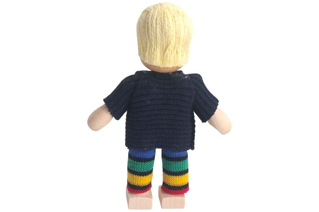 Anne Krebs Miniatur Puppe Junge, Pullover schwarz, Hose bunt, Haare blond