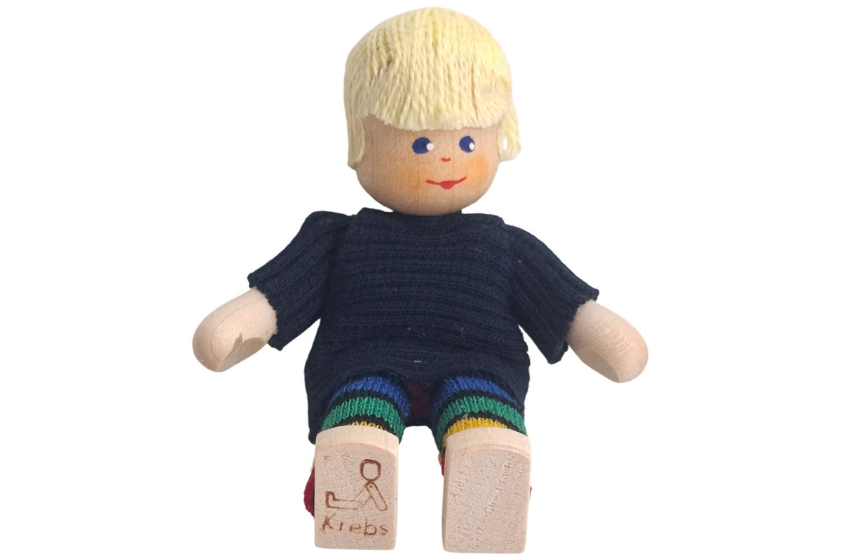 Anne Krebs Miniatur Puppe Junge, Pullover schwarz, Hose bunt, Haare blond