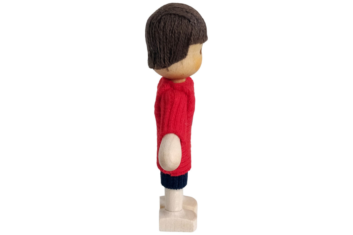 Anne Krebs Miniatur Puppe Junge, Shirt mit Herz rot, Haare braun