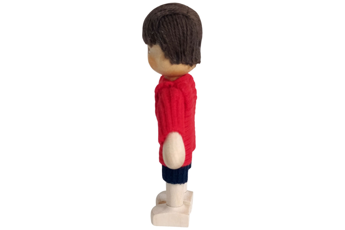 Anne Krebs Miniatur Puppe Junge, Shirt mit Herz rot, Haare braun
