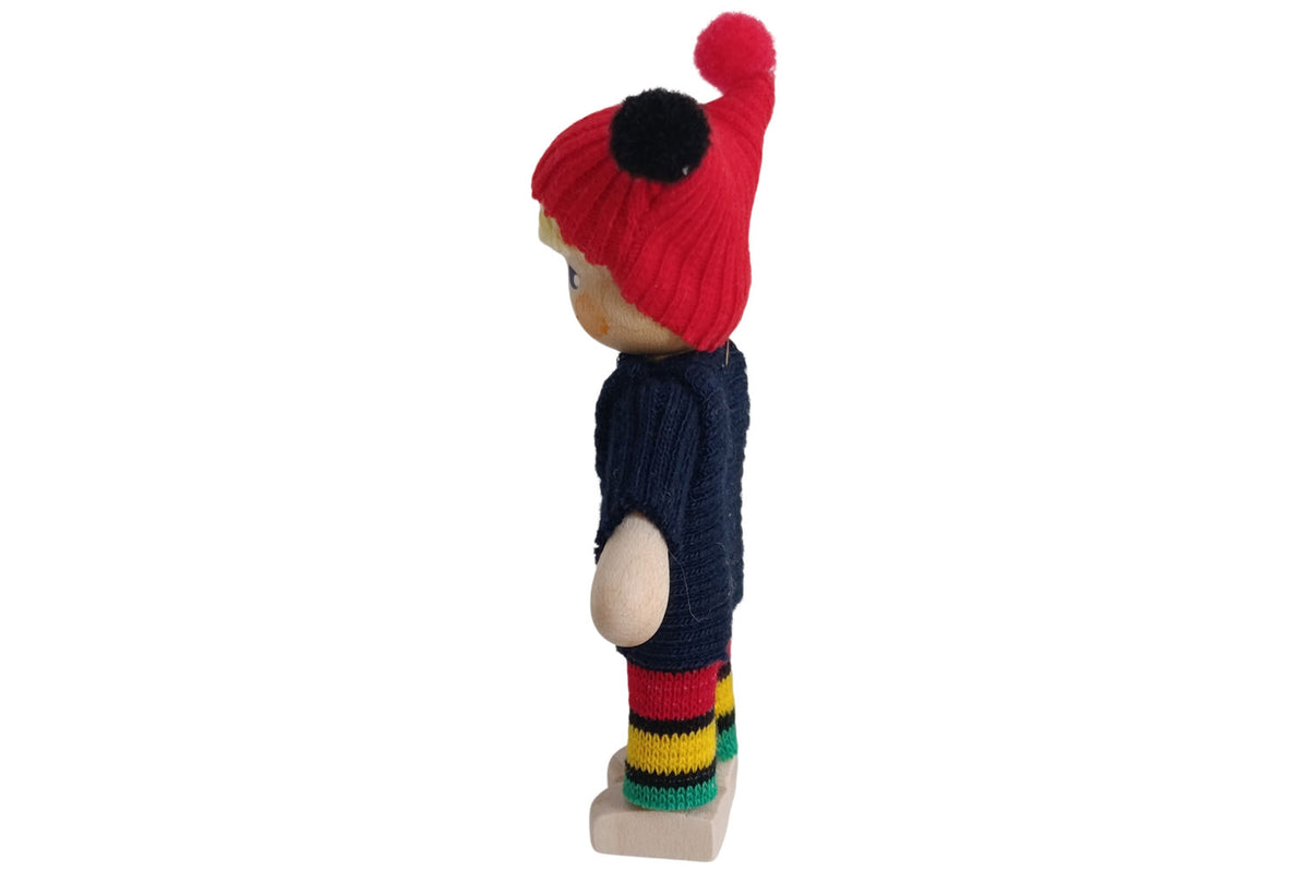 Anne Krebs Miniatur Puppe Kind Mütze rot, Pullover blau