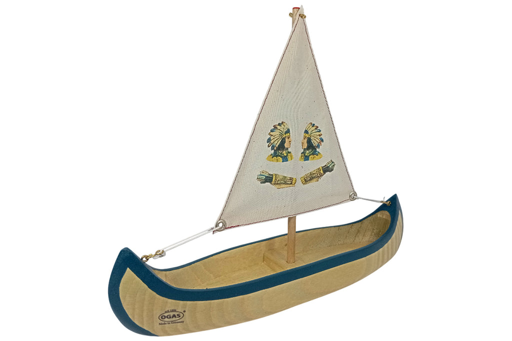 Ogas Indianerboot mit Segel hell
