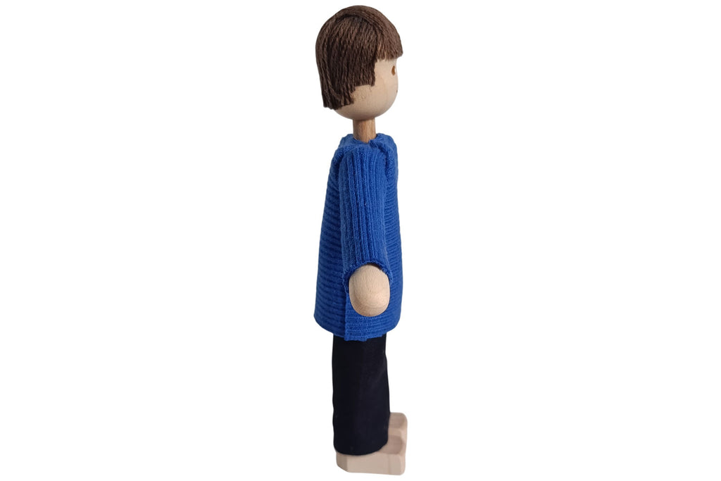 Anne Krebs Miniatur Puppe Vater, Pullover blau, Hose schwarz, Haare braun
