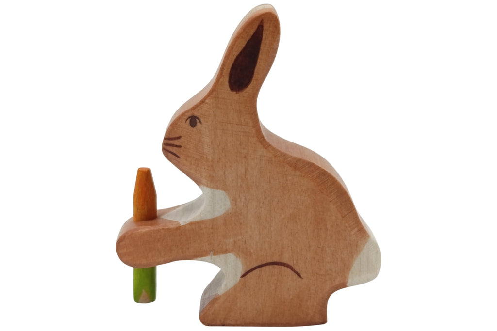 Holztiger Hase mit Karotte