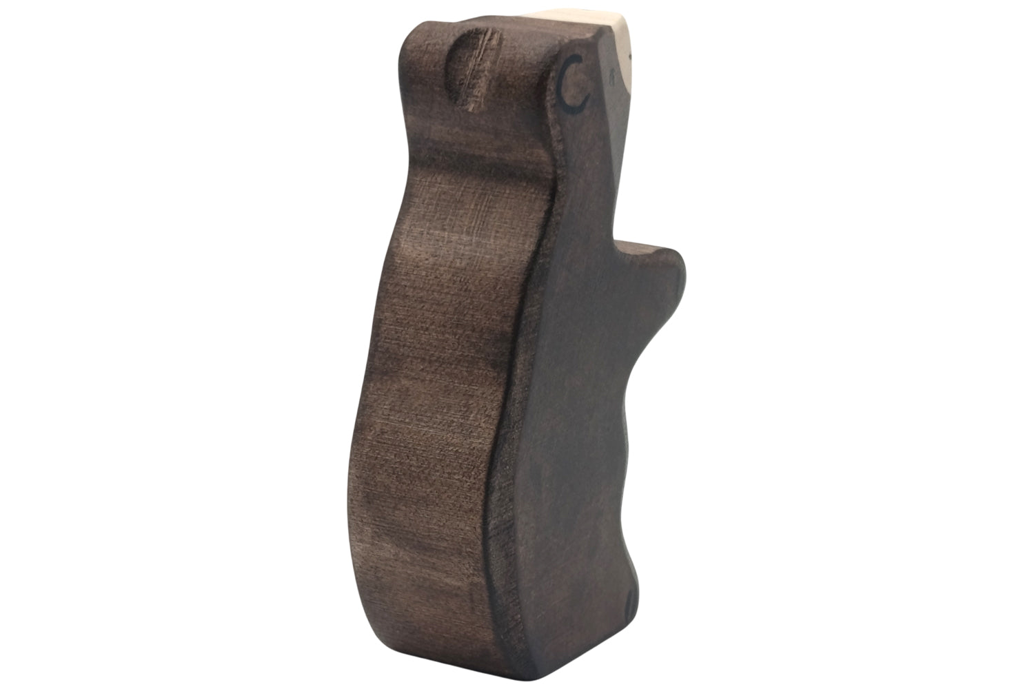 Holztiger Braunbär klein sitzend
