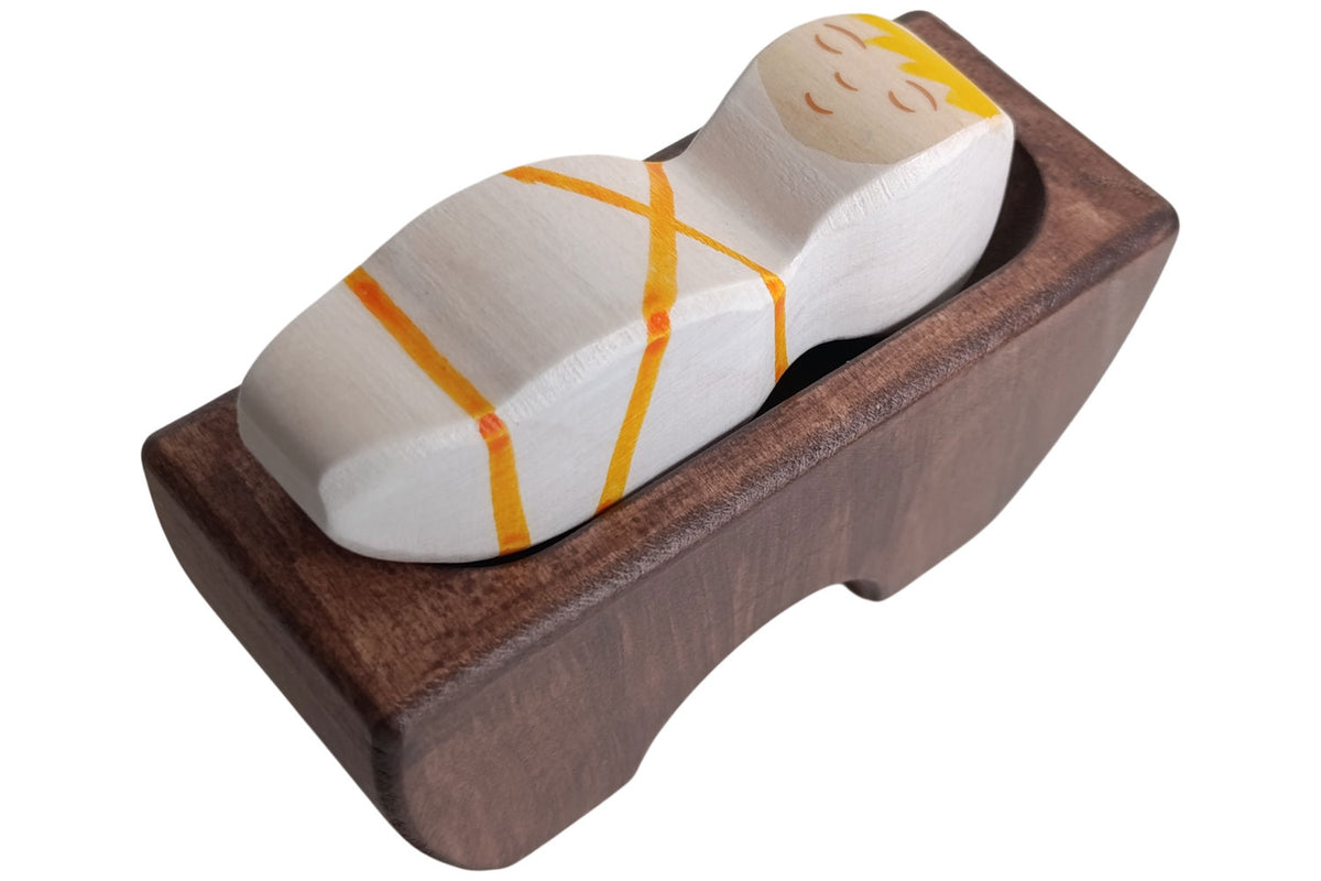 Holztiger Jesuskind 3 in der Krippe