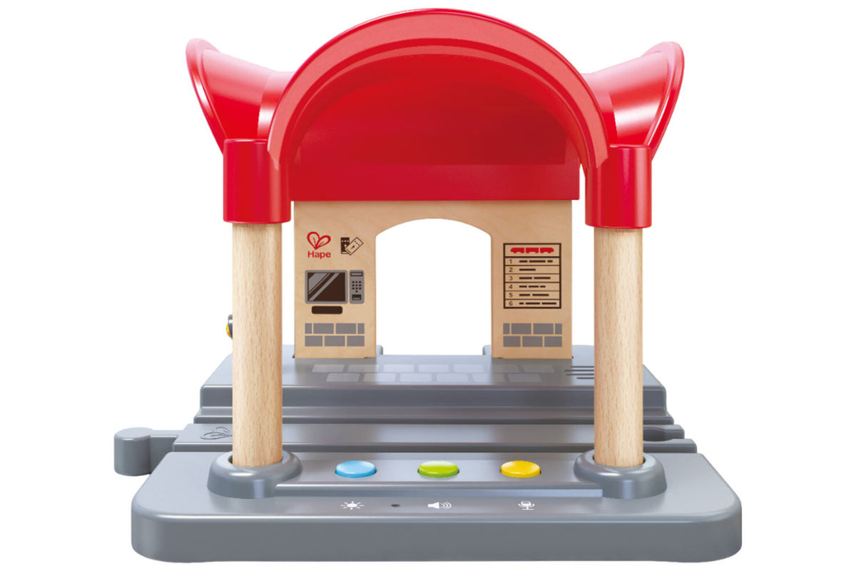 Hape Bahnhof mit Durchsagefunktion